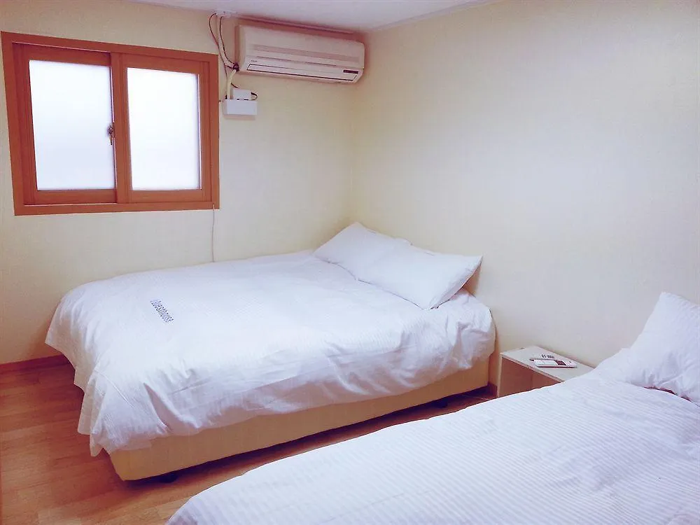 Iu Guest House Myeongdong Seoul 2*,